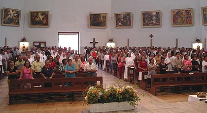 A catedral durante a missa festiva